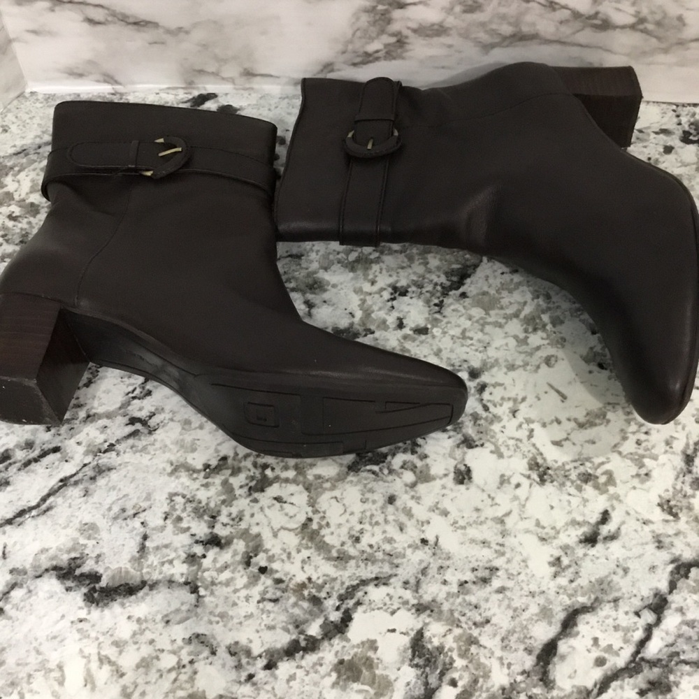 Bandolino Women's Brown Leather Booties - Picture 11 of 14